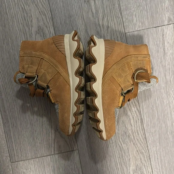 Sorel Kinetic Conquest Explorer Sport Short Boots Tan Gray Lace Up Size 5.5